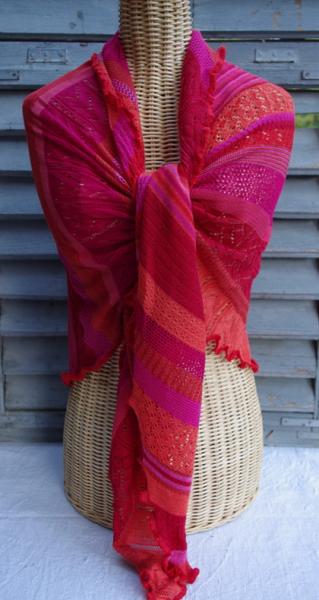Invero Dreiecktuck Kyra flamenco um die Schultern gelegt und geknotet auf Kleiderpuppe